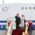 习近平主席抵达曼谷出席亚太经合组织第二十九次领导人非正式会议并对泰国进行访问 泰国华侨华人热情迎送