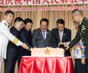 泰国中国和平统一促进总会总会长王志民博士率理事出席中国驻泰国大使馆举行庆祝建军97周年招待会